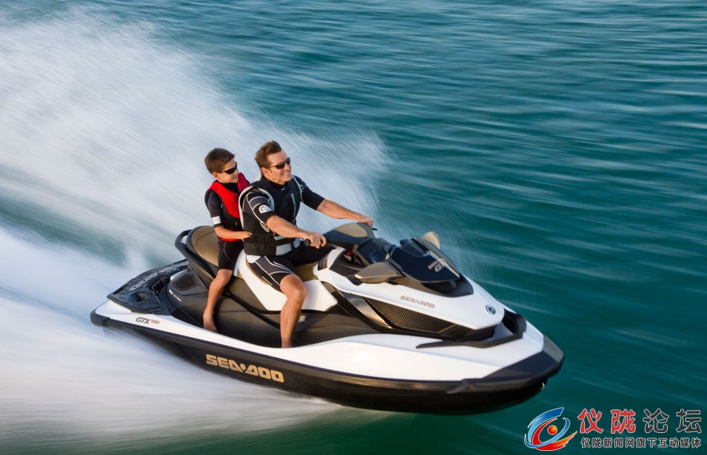 2012-Sea-Doo-GTX-S-155-Action-02.jpg